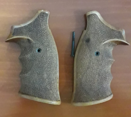 Vendo cacha de la marca Kn (nill-Griffe) para revolver SW. 
Características: SW K/L 11