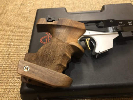  17F0BB3F-DA78-45BE-8C64-D5FC015F2120.jpeg Hola a tod@s.... 
vendo una cacha Rink,  talla M para una Morini 02