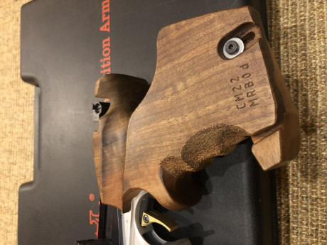  17F0BB3F-DA78-45BE-8C64-D5FC015F2120.jpeg Hola a tod@s.... 
vendo una cacha Rink,  talla M para una Morini 01