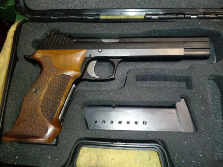 Está vendida. Pistola Sig Sauer P210, guiada en F, un solo cargador. El estado de la mismas es impecable. 112