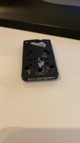 Hola muy buenas, vendo montura punto rojo para CZ marca Toni System. Sirve tanto para la shadow 1 o la 02