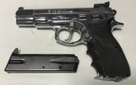 Buenas.

Vendo CZ 85 cromada con 2 cargadores. Uno cromado como la pistola y el otro pavonado original.
La 01