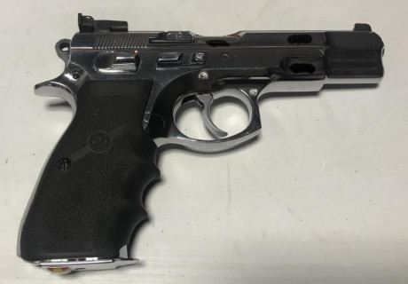 Buenas.

Vendo CZ 85 cromada con 2 cargadores. Uno cromado como la pistola y el otro pavonado original.
La 00