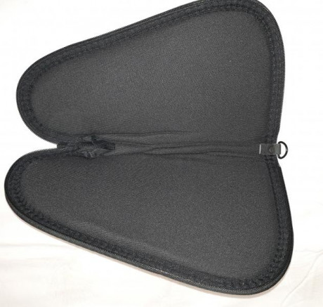 Muy buenas a todos

Pongo a la venta esta funda acolchada de la marca Ruger para arma corta. La funda 01