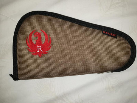 Muy buenas a todos

Pongo a la venta esta funda acolchada de la marca Ruger para arma corta. La funda 00