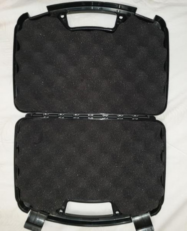 Muy buenas compañeros

Vendo estuche de plástico con interior acolchado para arma corta de hasta 6" 01