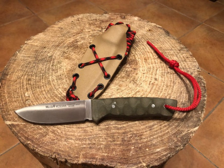 Vendo cuchillo Muela Kodiak en acero 14c28n y cachas en micarta verde. Funda de kydex clor arena con paracord 01