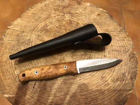 Vendo cuchillo artesano de Albacete del artesano Ramón Gonzalez de la marca RGC. 
Acero al carbono, cachas 01