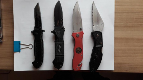 Hola. Vendo estas navajas, vosotros podeis poner el precio de cada una de ellas, algunas con su funda.Hago 01