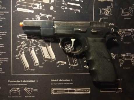 En venta por dejar sitio en el cupo. Las armas están tal y como se ven en las fotos.

CZ75 con dos cargadores, 00