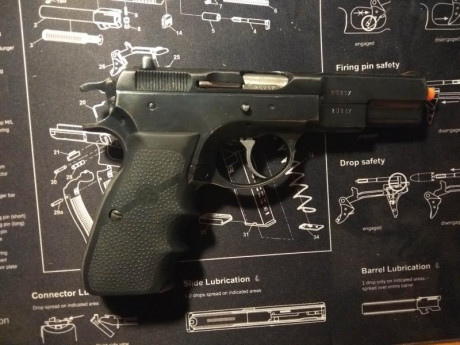 En venta por dejar sitio en el cupo. Las armas están tal y como se ven en las fotos.

CZ75 con dos cargadores, 10
