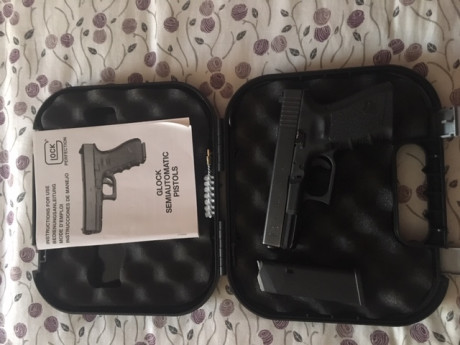 vendo glock 19 3 generación  9mm
como nueva sin golpes,2 cargadores y maletín original
guiada en F 
año 01