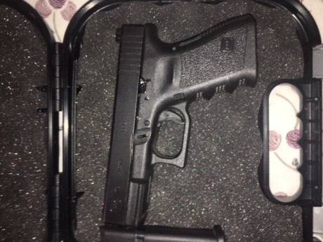 vendo glock 19 3 generación  9mm
como nueva sin golpes,2 cargadores y maletín original
guiada en F 
año 00