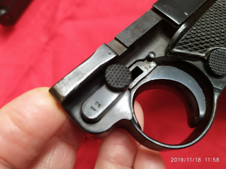 Muy buenas.
Vendo Luger "viuda negra", en libro, activa.
Estas Luger de final de producción 01