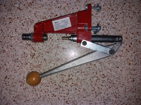 Máquina para recarga LEE PRECISION RELOADER. Con die para recalibrado de puntas cal.32  313.  Es el único 00