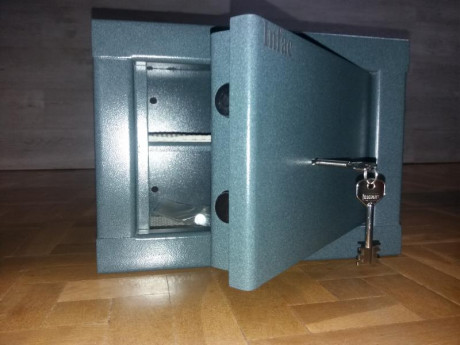 Vendo armero Infac grado C (E-1 y T-30), con número y certificado de homologación. 

PRECIO  xxx€

 20191207_194623.jpg 01