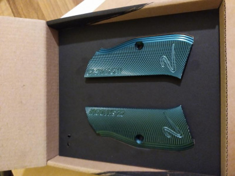 Vendo cachas originales de aluminio, color azul de CZ 75 SHADOW2 (validas para la shadow) , nuevas por 00