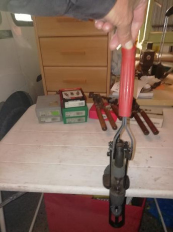 Pues eso vendo el recalibrador engrasador lyman 450, con el empujador y recalibrador de 357, también el 02