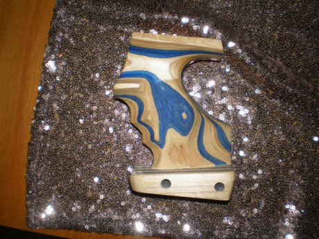 Esto vendo cachas zurdo para GSP EXPER, sin uso como se vera en las fotos talla M

Precio 130 portes incluidos 01