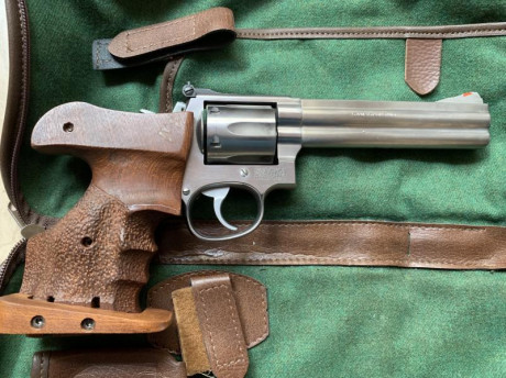 Vendo Revólver s&w 357, prácticamente sin uso y con cacha original otra de goma y otra ergonómica. 00