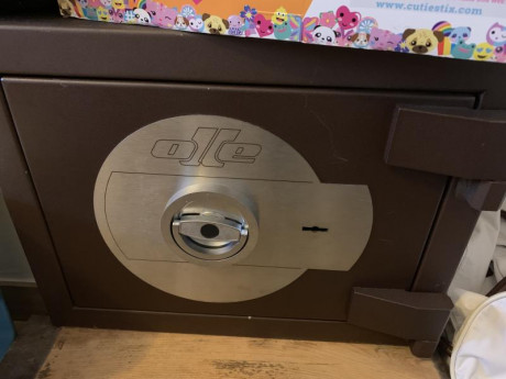 Venta de caja fuerte marca olle, para 5 armas cortas, nivel de protección III, y normativa de 2010. 
Precio 00
