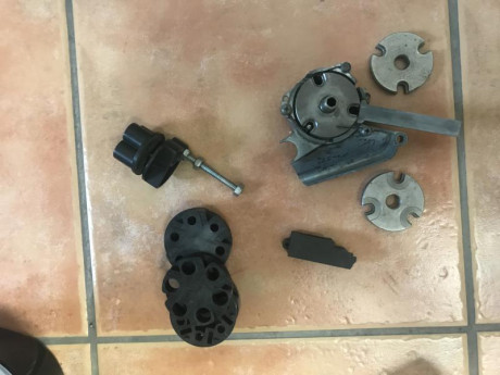 Está con todo menos dies y piezas de recambio y platos para diferentes calibres lo que se ve en las fotos 02