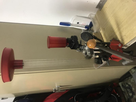 Está con todo menos dies y piezas de recambio y platos para diferentes calibres lo que se ve en las fotos 00