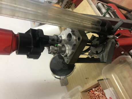 Está con todo menos dies y piezas de recambio y platos para diferentes calibres lo que se ve en las fotos 11