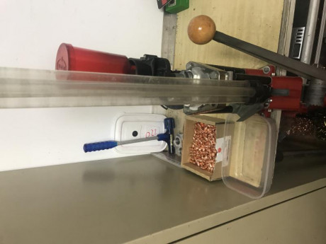 Está con todo menos dies y piezas de recambio y platos para diferentes calibres lo que se ve en las fotos 10