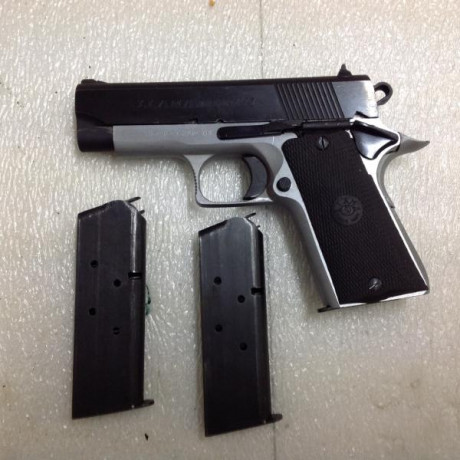 Por cuestiones de espacio y por falta de uso vendo Pistola Llama Minimax 45 de cargador mono hilera y 01