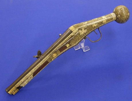 Voy a colocar unas fotos de un arma larga alemana de llave de mecha del siglo XVI. 41