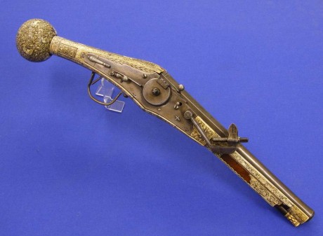 Voy a colocar unas fotos de un arma larga alemana de llave de mecha del siglo XVI. 40