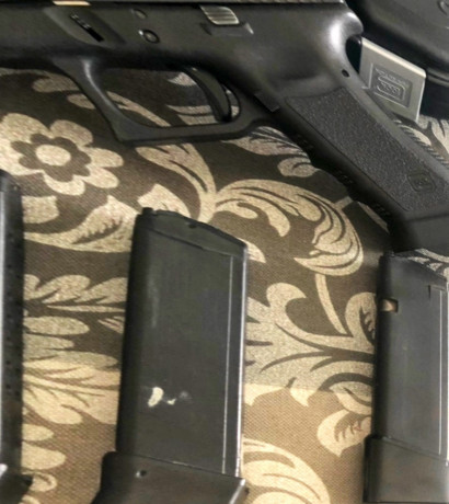 Glock17 preparada para IPSC Mira y alza cambiadas, brocal para carga rápida tres cargadores + 1 de 50.
no 02