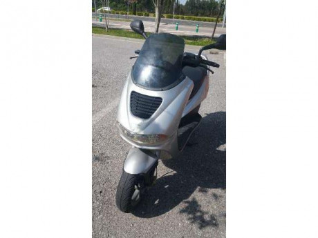  3.jpg Peugeot Elyseo 50. 350€.
 - matriculada en el 2001.
 - 32000 kms.
 - motor de 2 tiempos.Funciona 00