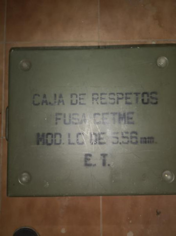 Original, completamente vacía de repuestos pero con los compartimentos originales. 80€. 02