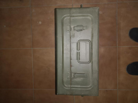 Original, completamente vacía de repuestos pero con los compartimentos originales. 80€. 01
