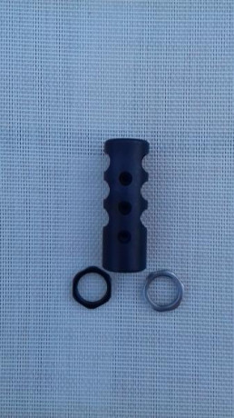 Vendo este freno de boca para rosca M18x1, calibre 30. 
Se rosca y se aprieta con la  contratuerca que 00