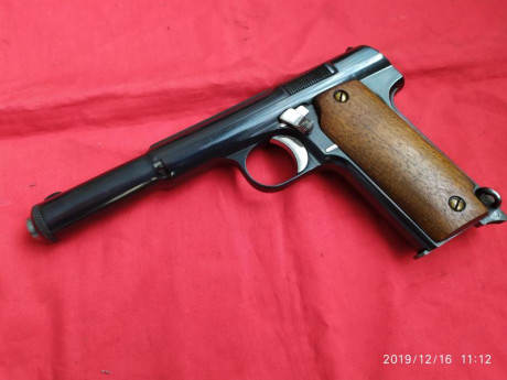 Buenas, lo dicho, vendo Astra 400, 9 L, de final de la Guerra Civil.
La pistola cuando la compré tenia 00