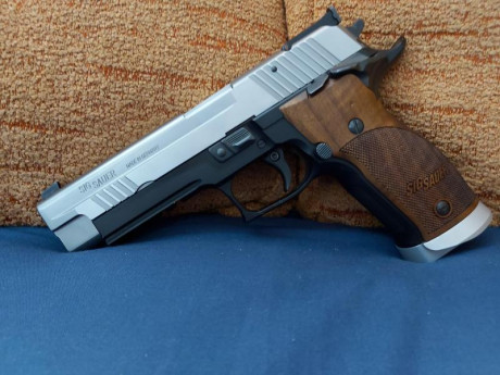 Hola vendo pistola Sig Sauer P226  cañon de 5 pulgadas en calibre 9 mm dos cargadores poco uso unos 500 02