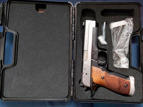 Hola vendo pistola Sig Sauer P226  cañon de 5 pulgadas en calibre 9 mm dos cargadores poco uso unos 500 00