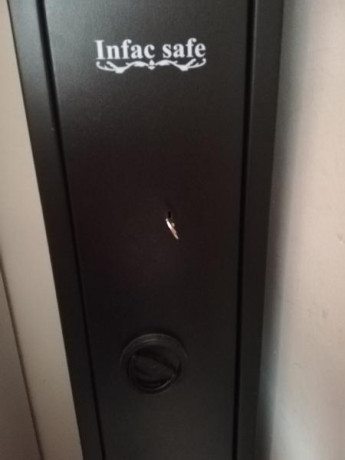 Armero en perfecto estado para 5 armas
Se puede anclar a la pared y suelo
Alto 140cm
Ancho 70cm
Fondo 02