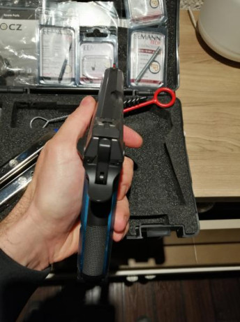 Pongo a la venta mi cz shadow 2, acaba de cumplir 1 año aunque ha tirado no más de 400 cartuchos. Esta 40
