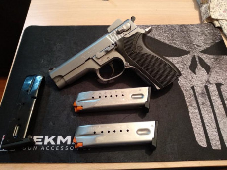 Vendo la pistola con 2 cargadores originales y otro de mecgar en 230€+envío.

Un saludo. 01