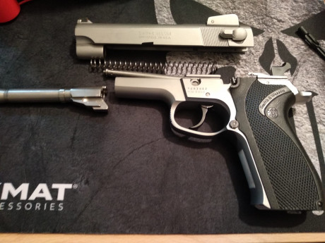 Vendo la pistola con 2 cargadores originales y otro de mecgar en 230€+envío.

Un saludo. 00