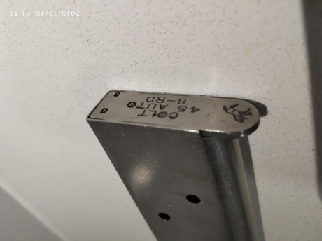 Vendo cargador Colt 45 original de 8 cartuchos de capacidad. Perfecto estado de uso. Precio 40€, gastos 01