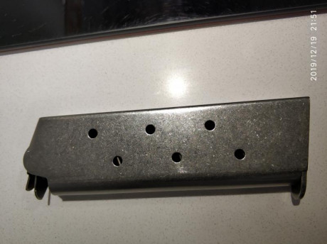 Vendo cargador Colt 45 original de 8 cartuchos de capacidad. Perfecto estado de uso. Precio 40€, gastos 00