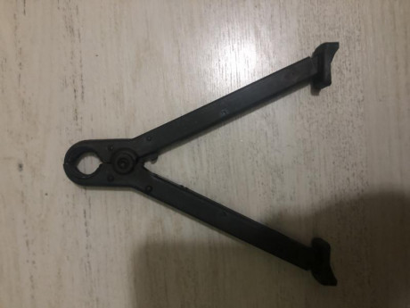 Vendo bipode Cetme C 40€ portes incluidos en península 
Se encuentra en Cádiz 00