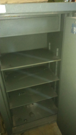 VENDO CAJA FUERTE GRADO IV -CON ESTANTES QUE SE PUEDEN QUITAR Y CAJÓN CON LLAVE DE SEGURIDAD 
MEDIDAS 02