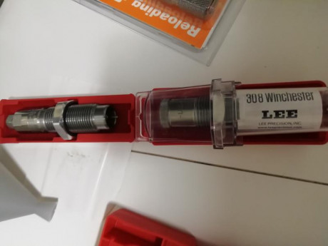 Buenas noches
Pongo a la venta todos estos accesorios para recarga. 
Los dies, el comprobador de vaina 00