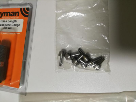 Buenas noches
Pongo a la venta todos estos accesorios para recarga. 
Los dies, el comprobador de vaina 10